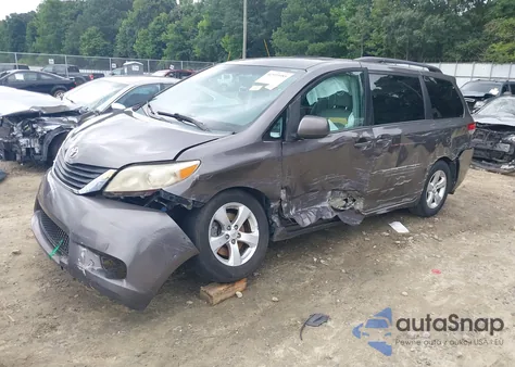 2013 Toyota Sienna Le V6 8 Passenger z USA, uszkodzony, nr VIN 5TDKK3DC2DS340181